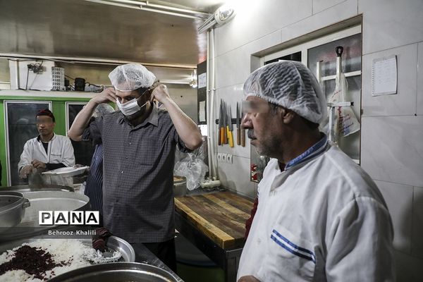 پخت و توزیع غذا درماه مبارک رمضان برای افراد نیازمند