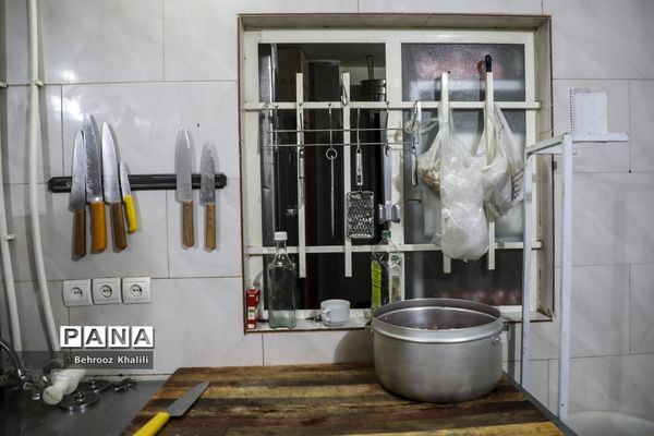 پخت و توزیع غذا درماه مبارک رمضان برای افراد نیازمند