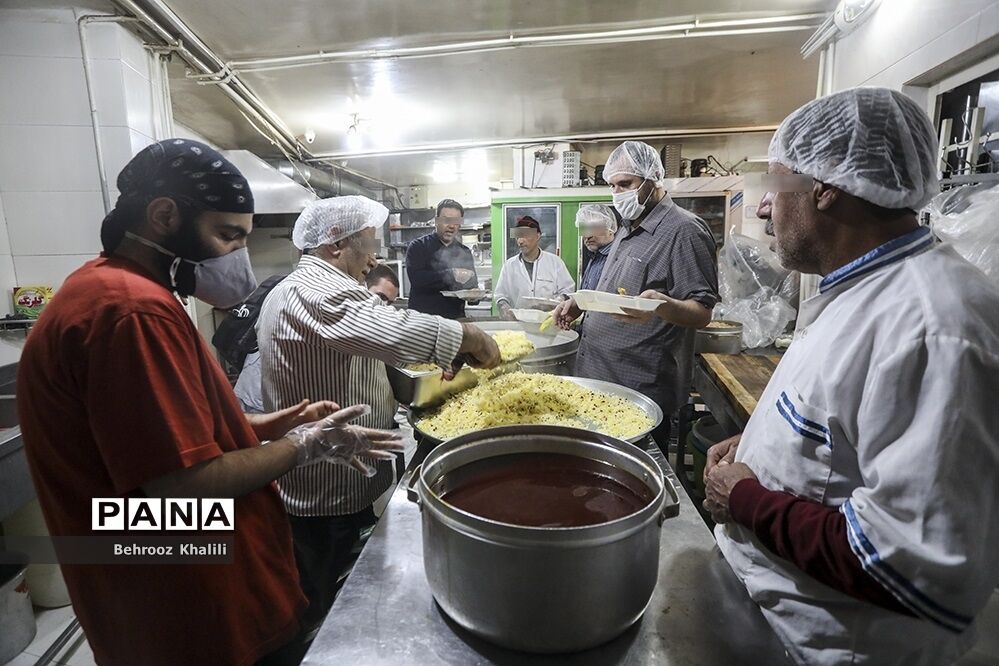 پخت و توزیع غذا درماه مبارک رمضان برای افراد نیازمند