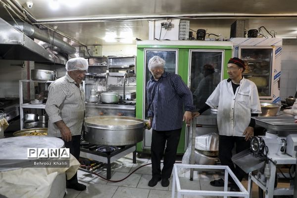 پخت و توزیع غذا درماه مبارک رمضان برای افراد نیازمند