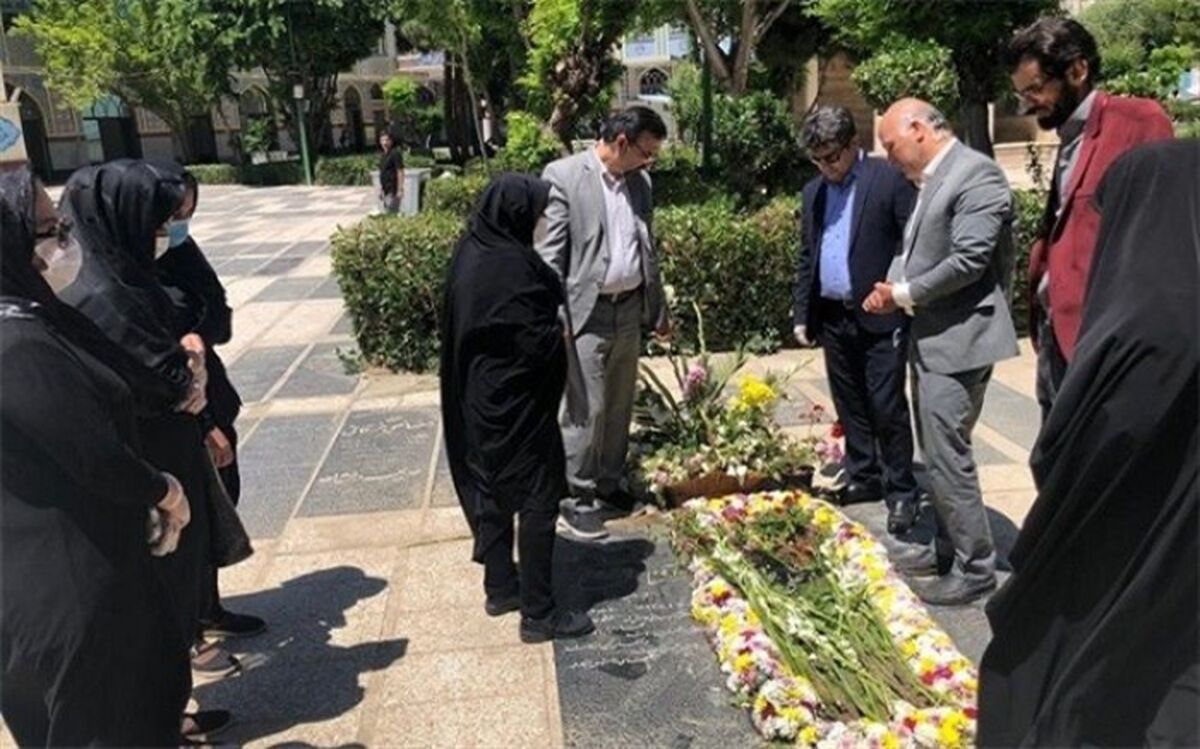 عطر افشانی  قبور مطهر آموزگاران متوفی شهریار