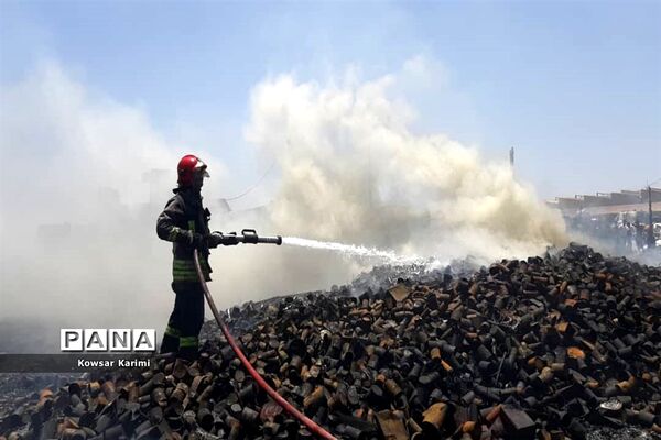 آتش سوزی گسترده  در انبار ضایعات پلاستیکی منطقه ملاشیه اهواز