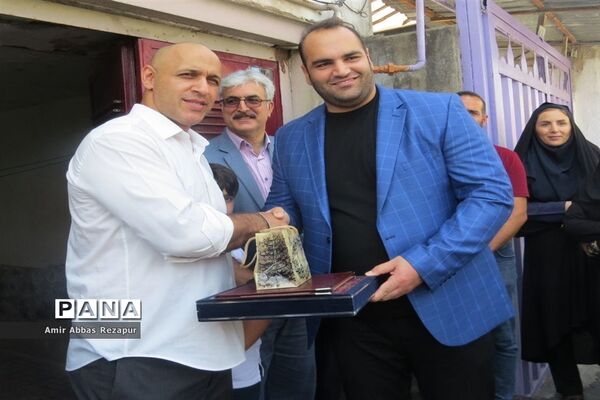 نصب پلاک افتخار المپین پهلوان حسین توکلی بر سردرب منزل