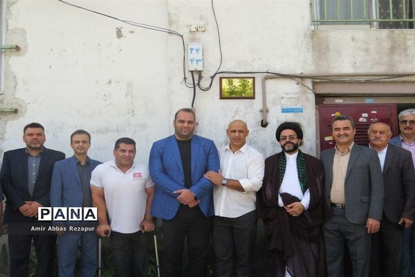 نصب پلاک افتخار المپین پهلوان حسین توکلی بر سردرب منزل