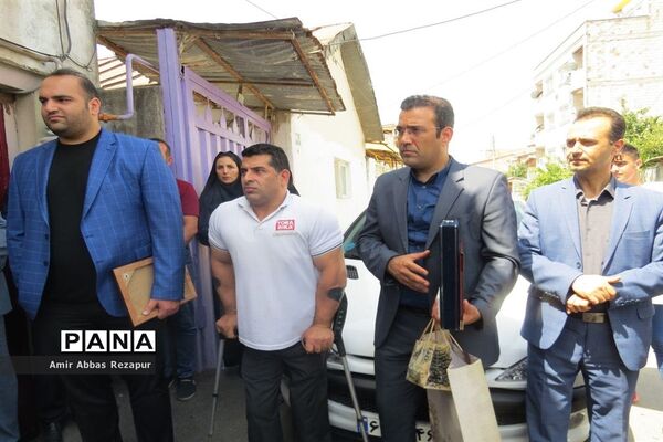 نصب پلاک افتخار المپین پهلوان حسین توکلی بر سردرب منزل