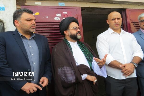 نصب پلاک افتخار المپین پهلوان حسین توکلی بر سردرب منزل