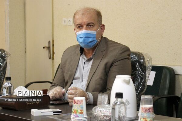 نشست کارگروه ساماندهی و نظارت بر تهیه  و توزیع لباس فرم دانش‌آموزان  خوزستان