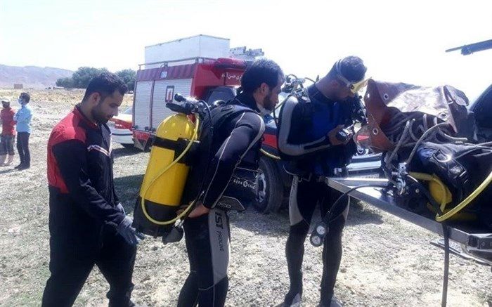 خارج کردن جسد جوان از عمق ۲۰ متری آبگیر + تصاویر