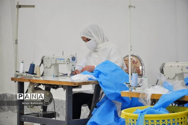 تداوم تولید ماسک و گان در تولیدی‌های زنجان