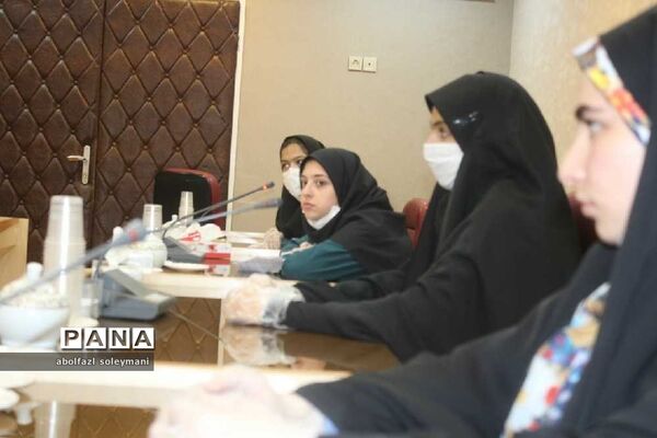 دیدار دانش آموزان دختر آوج با مشاور بانوان استانداری قزوین