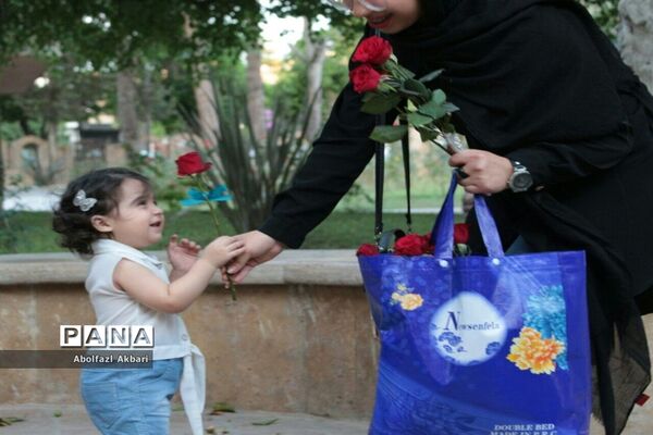 اهدای شاخه گل بین دختران خردسال در شهر ساری به مناسبت دهه کرامت