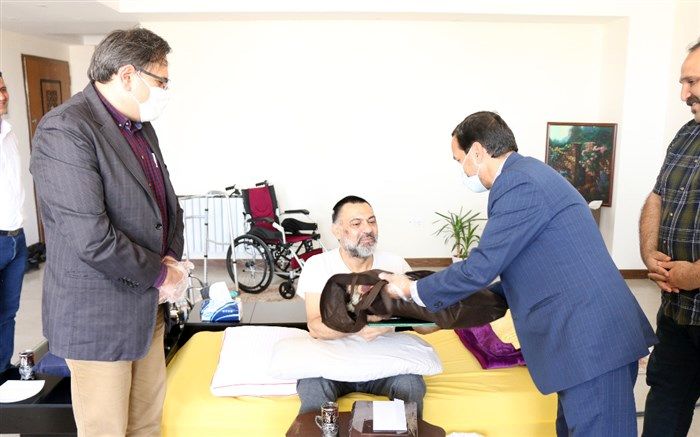 دیدار مدیرعامل انجمن تئاتر انقلاب و دفاع مقدس با هنرمند متعهد و جانباز سینما و تئاتر