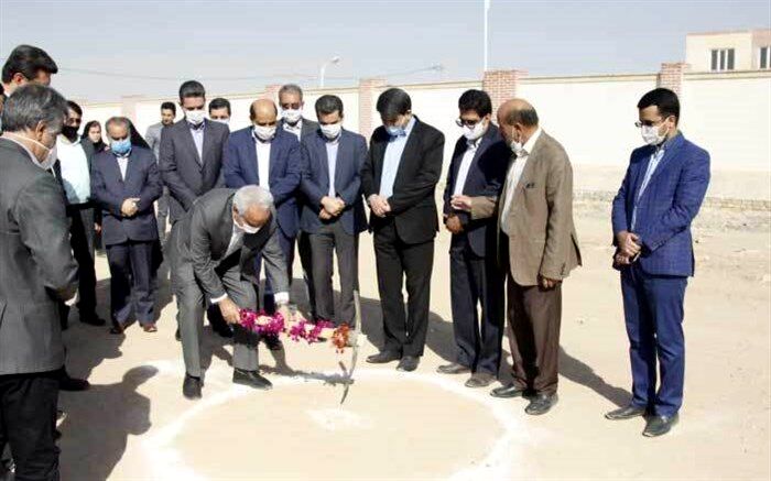 آیین کلنگ زنی یک مدرسه ۱۲ کلاسه مشارکتی در یزد