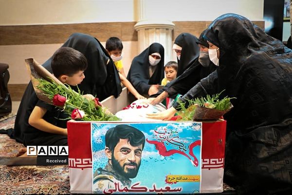دیدار خانواده دو شهید مدافع حرم خان‌طومان با پیکر فرزندانشان