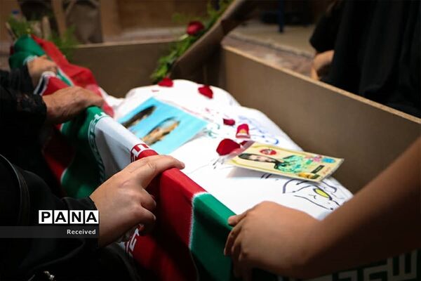 دیدار خانواده دو شهید مدافع حرم خان‌طومان با پیکر فرزندانشان