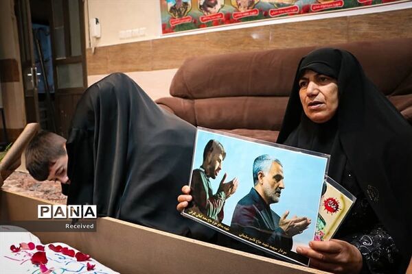 دیدار خانواده دو شهید مدافع حرم خان‌طومان با پیکر فرزندانشان