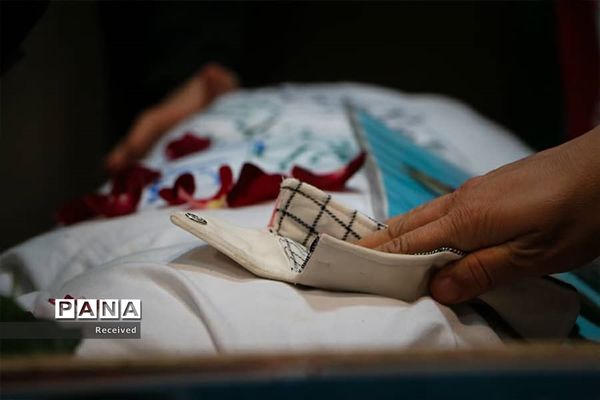 دیدار خانواده دو شهید مدافع حرم خان‌طومان با پیکر فرزندانشان