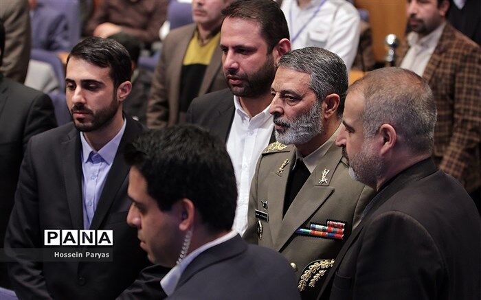 ارائه قابلیت‌های هواپیمای آب‌نشین در حضور فرمانده کل ارتش