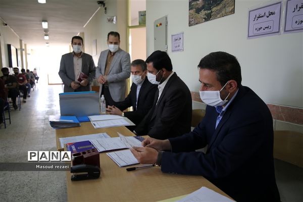 بازدید اکرمی معاون آموزش متوسطه اداره‌کل از حوزه‌های امتحانی منطقه میانه