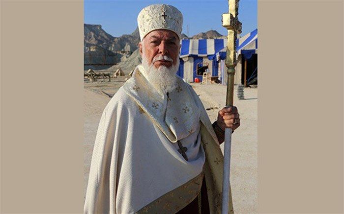 دوبلور پیشکسوت جلوی دوربین میرباقری می‌رود