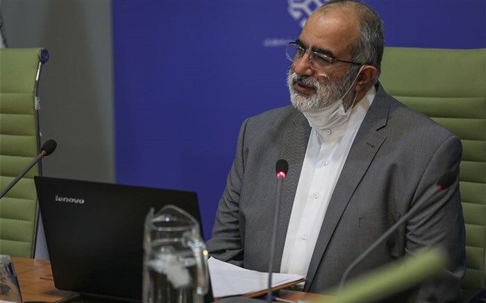 هدیه سازندگان یک مستند به رئیس جمهور تا دیگر میوه‌ای روی درخت نماند!
