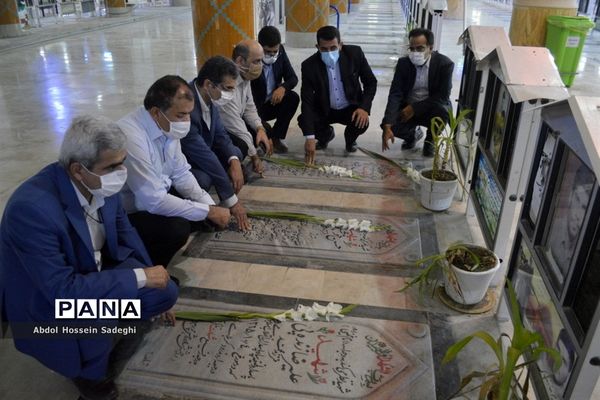 تجدید پیمان معاون جدید پرورشی و فرهنگی اداره‌کل آموزش و پرورش استان بوشهر با شهدا