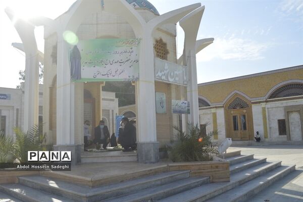 تجدید پیمان معاون جدید پرورشی و فرهنگی اداره‌کل آموزش و پرورش استان بوشهر با شهدا