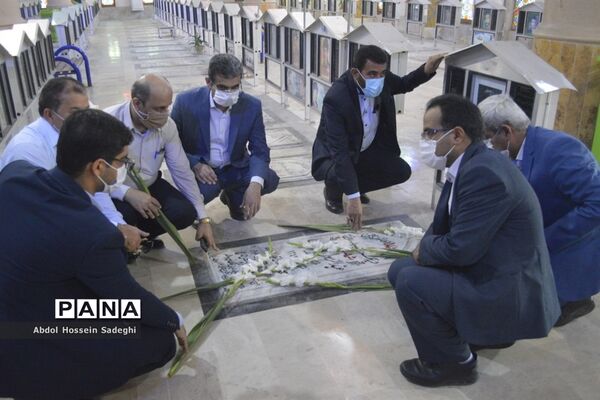 تجدید پیمان معاون جدید پرورشی و فرهنگی اداره‌کل آموزش و پرورش استان بوشهر با شهدا