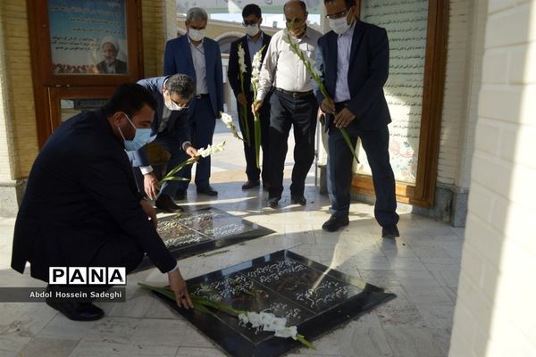 تجدید پیمان معاون جدید پرورشی و فرهنگی اداره‌کل آموزش و پرورش استان بوشهر با شهدا