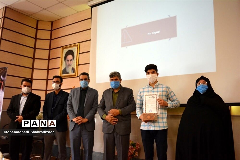 تجلیل از دانش آموزان برگزیده ناحیه 1 مشهد در مسابقات قرآن عترت و نماز خراسان رضوی