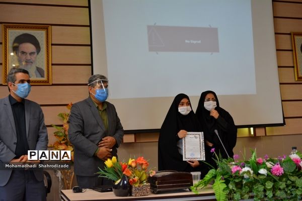 تجلیل از دانش آموزان برگزیده ناحیه 1 مشهد در مسابقات قرآن عترت و نماز خراسان رضوی