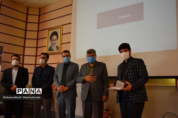 تجلیل از دانش آموزان برگزیده ناحیه 1 مشهد در مسابقات قرآن عترت و نماز خراسان رضوی