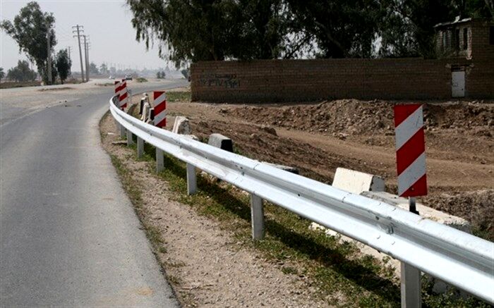 اجرای چهار و نیم کیلومتر گاردریل در محورهای مواصلاتی سیستان و بلوچستان