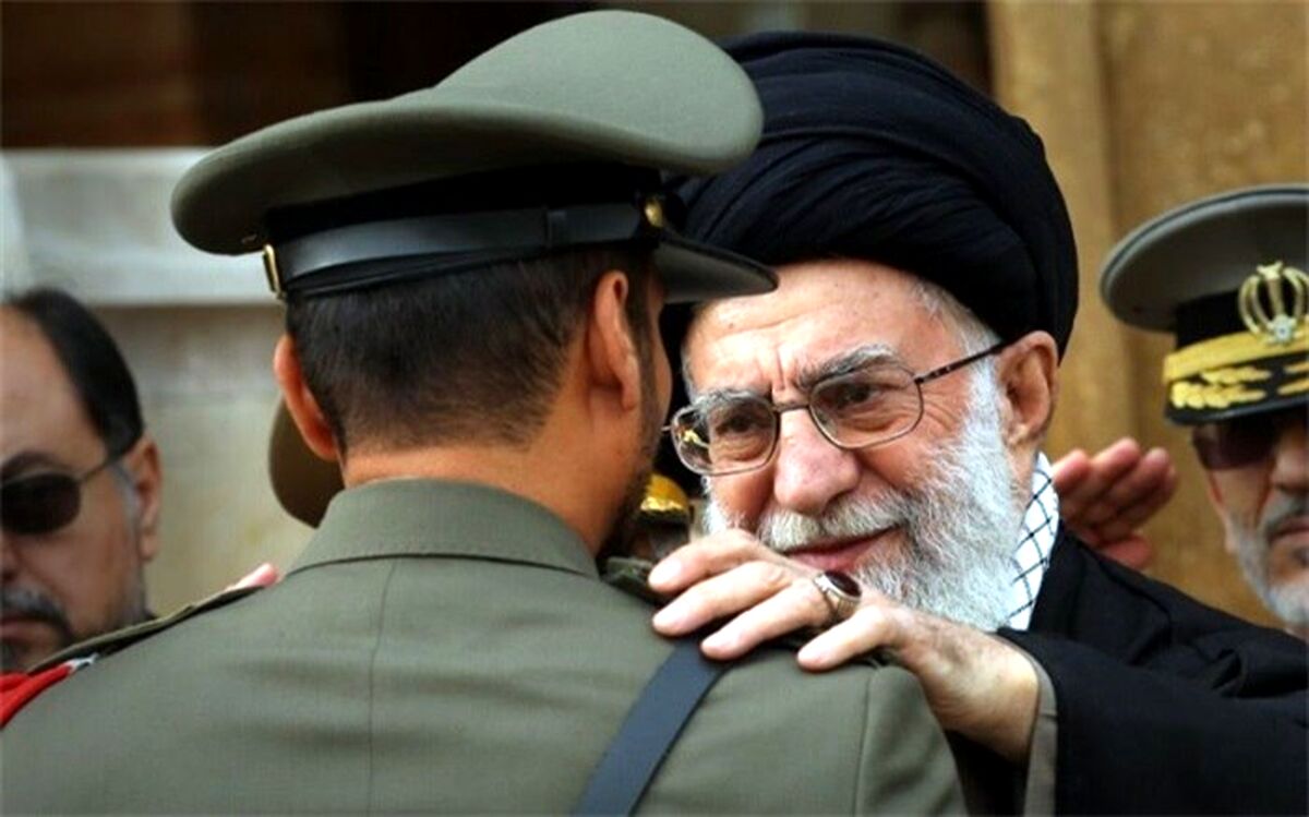 پرچم و نشان فداکاری به دانشگاه افسری امام علی(ع) ارتش اهدا می‌شود