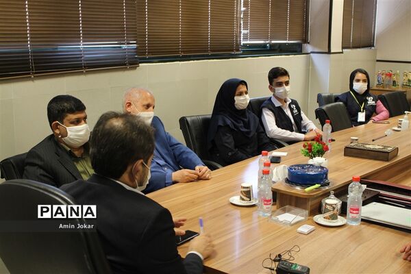 تجلیل مدیرکل آموزش و پرورش استان فارس و رئیس سازمان دانش‌آموزی استان از خبرنگاران پانا