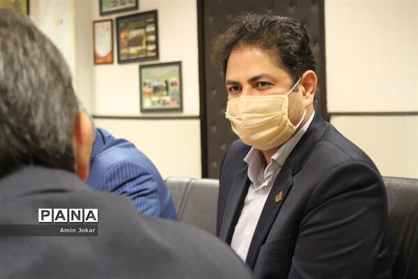 تجلیل مدیرکل آموزش و پرورش استان فارس و رئیس سازمان دانش‌آموزی استان از خبرنگاران پانا