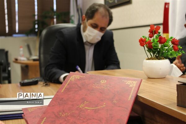 تجلیل مدیرکل آموزش و پرورش استان فارس و رئیس سازمان دانش‌آموزی استان از خبرنگاران پانا