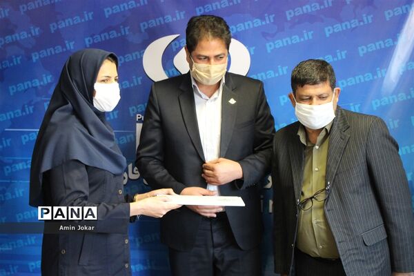 تجلیل مدیرکل آموزش و پرورش استان فارس و رئیس سازمان دانش‌آموزی استان از خبرنگاران پانا