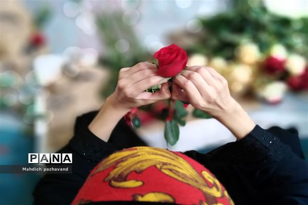 اهدای 1000 شاخه گل رزبه شهروندان شیرازی  به مناسبت عید غدیر