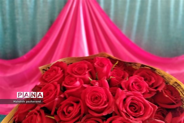 اهدای 1000 شاخه گل رزبه شهروندان شیرازی  به مناسبت عید غدیر