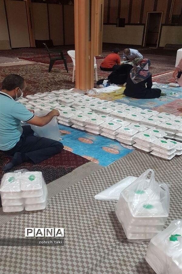 آماده سازی و توزیع غذا بین نیازمندان خراسان جنوبی