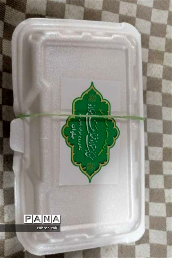 آماده سازی و توزیع غذا بین نیازمندان خراسان جنوبی