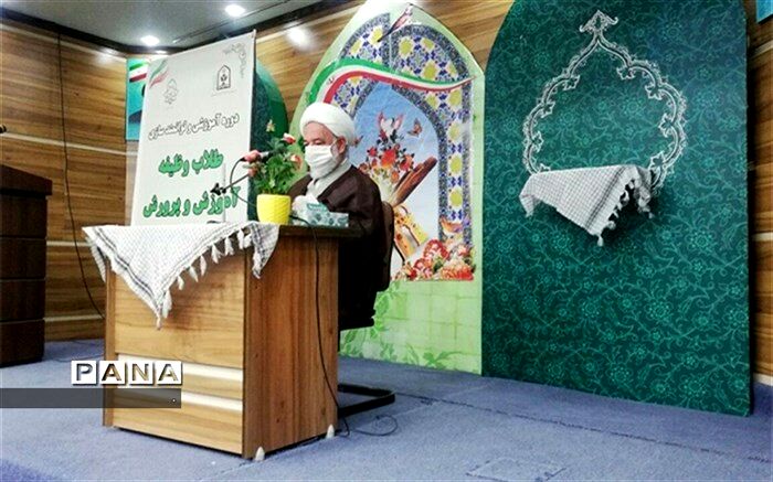 طلاب معارف اسلامی را با زبان ساده به دانش‌آموزان منتقل کنند