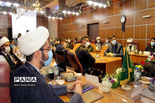 نشست کادر و اعضای اتحادیه انجمن های اسلامی  دانش آموزان استان خوزستان با مدیرکل آموزش و پرورش