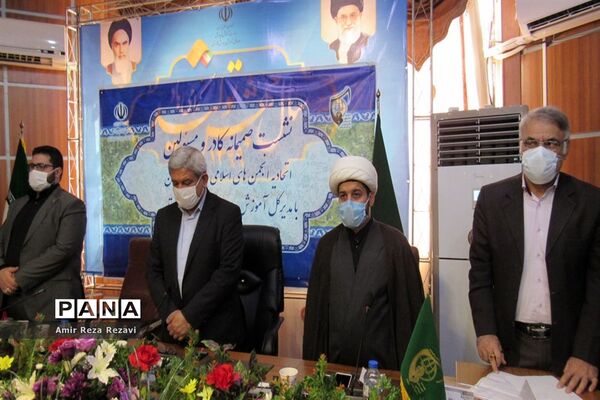 نشست کادر و اعضای اتحادیه انجمن های اسلامی  دانش آموزان استان خوزستان با مدیرکل آموزش و پرورش