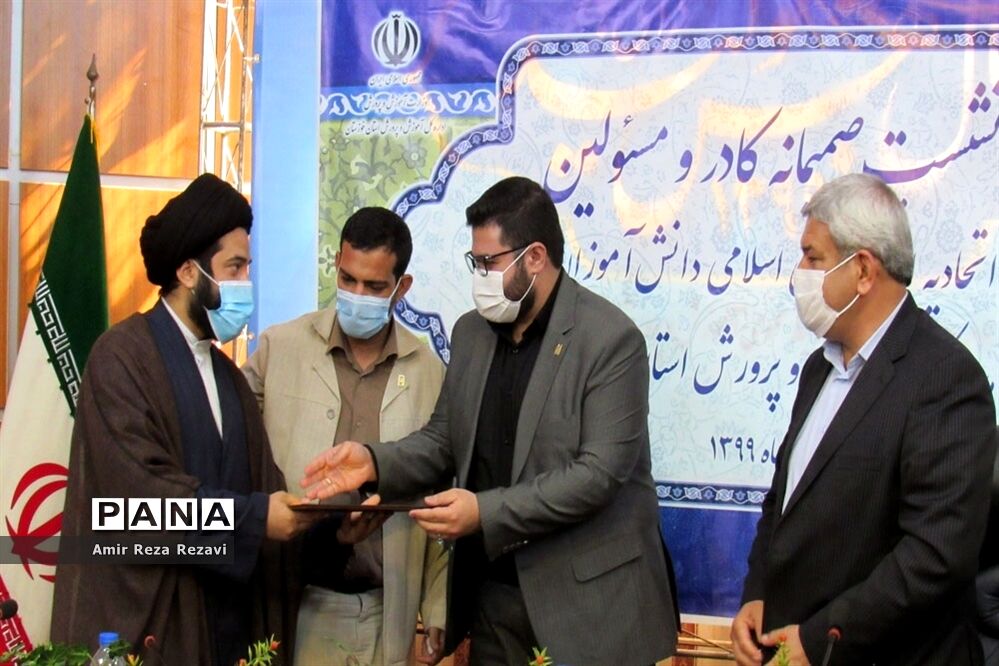 نشست کادر و اعضای اتحادیه انجمن های اسلامی  دانش آموزان استان خوزستان با مدیرکل آموزش و پرورش