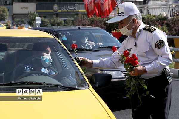 توزیع گل و ماسک در اولین روز از هفته ناجا