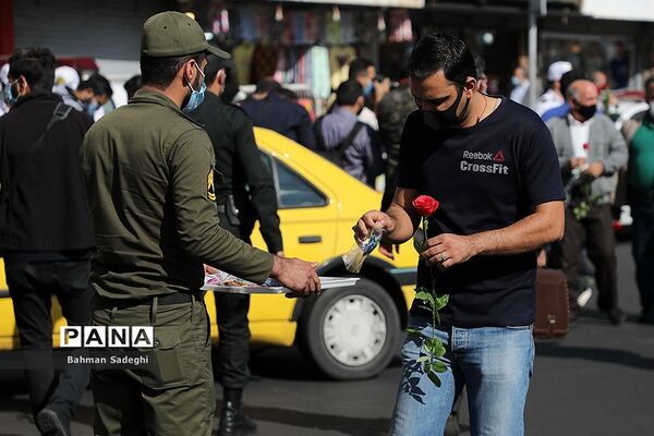 توزیع گل و ماسک در اولین روز از هفته ناجا
