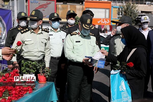 توزیع گل و ماسک در اولین روز از هفته ناجا