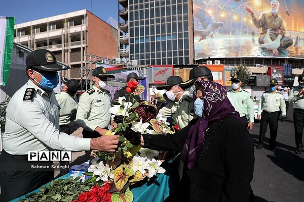 توزیع گل و ماسک در اولین روز از هفته ناجا